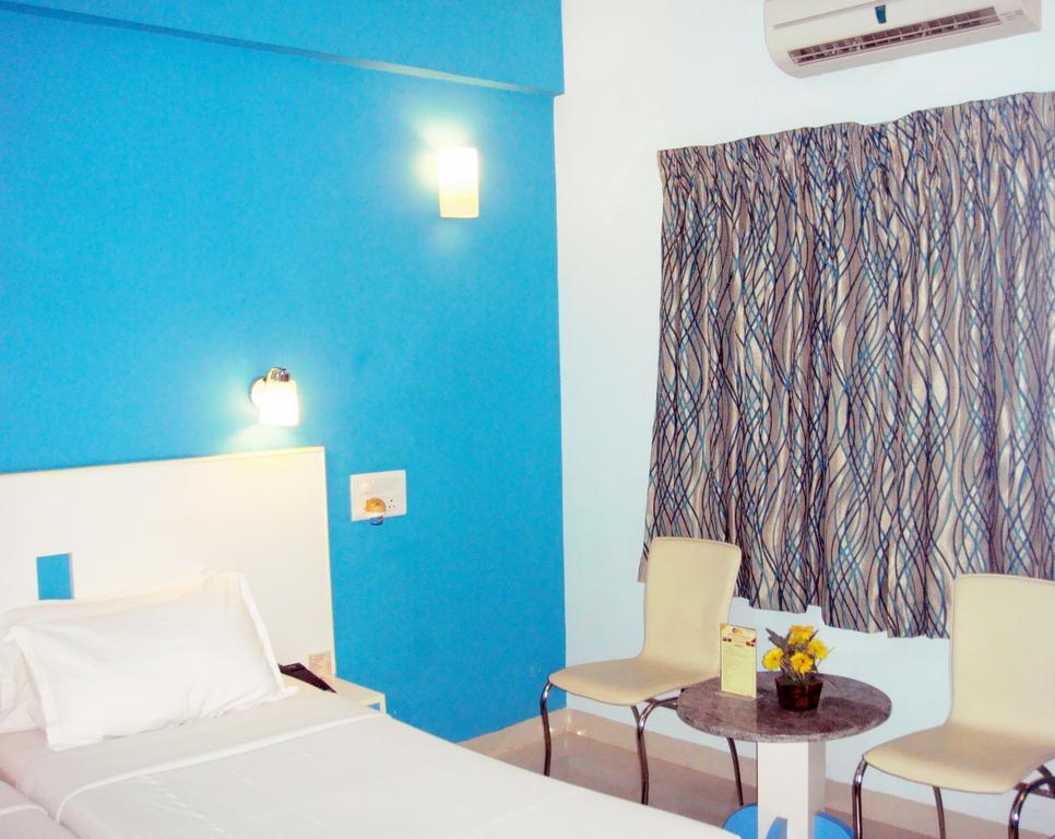 Hotel Pandian Chennai Bagian luar foto