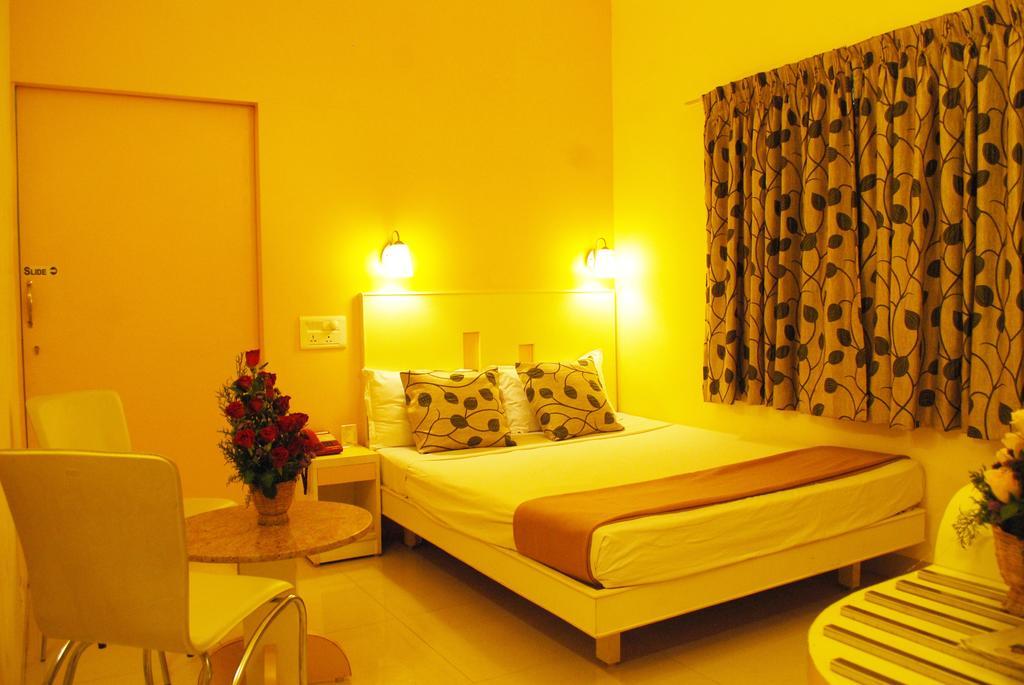 Hotel Pandian Chennai Bagian luar foto