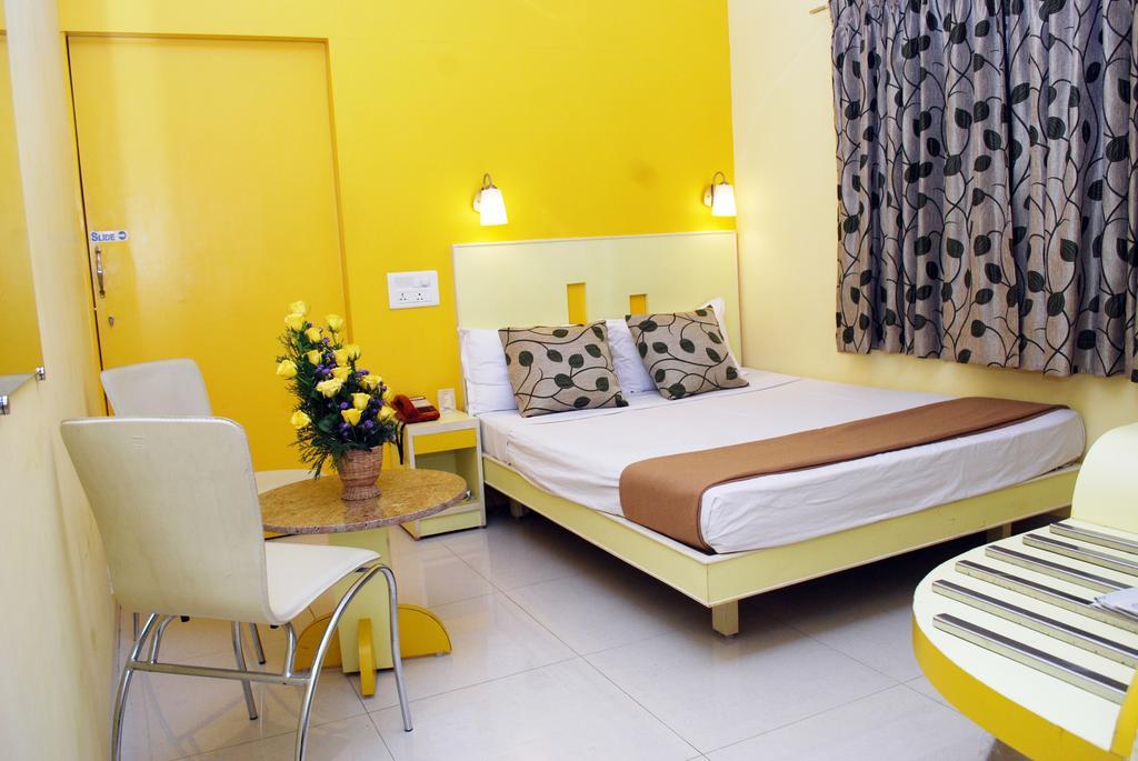 Hotel Pandian Chennai Bagian luar foto