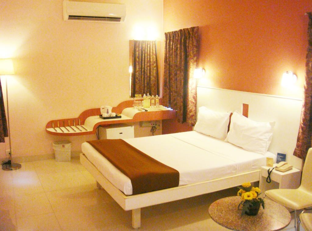Hotel Pandian Chennai Bagian luar foto