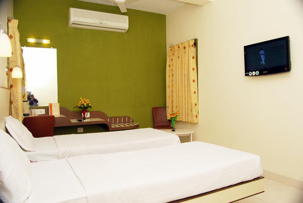 Hotel Pandian Chennai Bagian luar foto