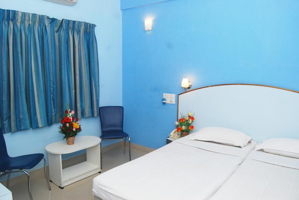 Hotel Pandian Chennai Bagian luar foto
