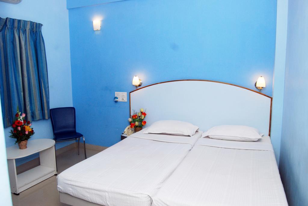 Hotel Pandian Chennai Bagian luar foto