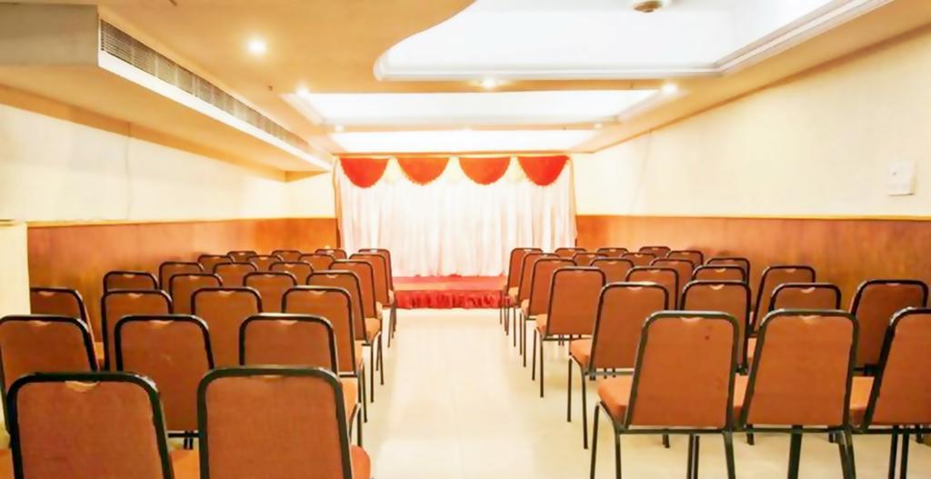 Hotel Pandian Chennai Bagian luar foto