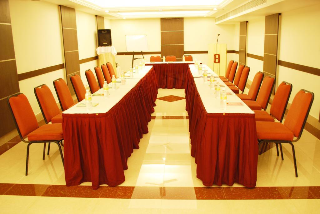 Hotel Pandian Chennai Bagian luar foto