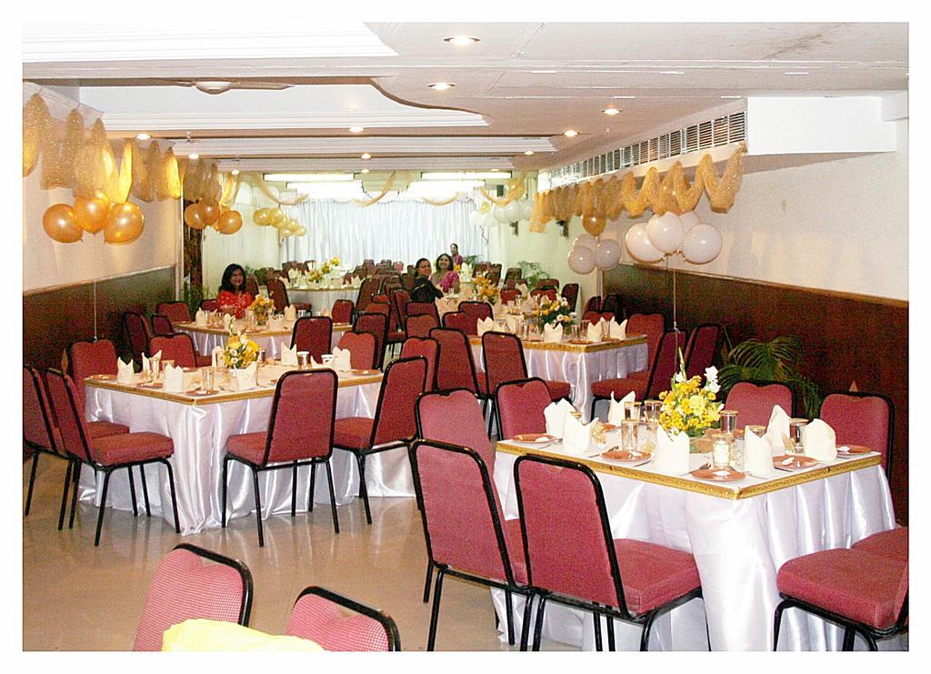 Hotel Pandian Chennai Bagian luar foto