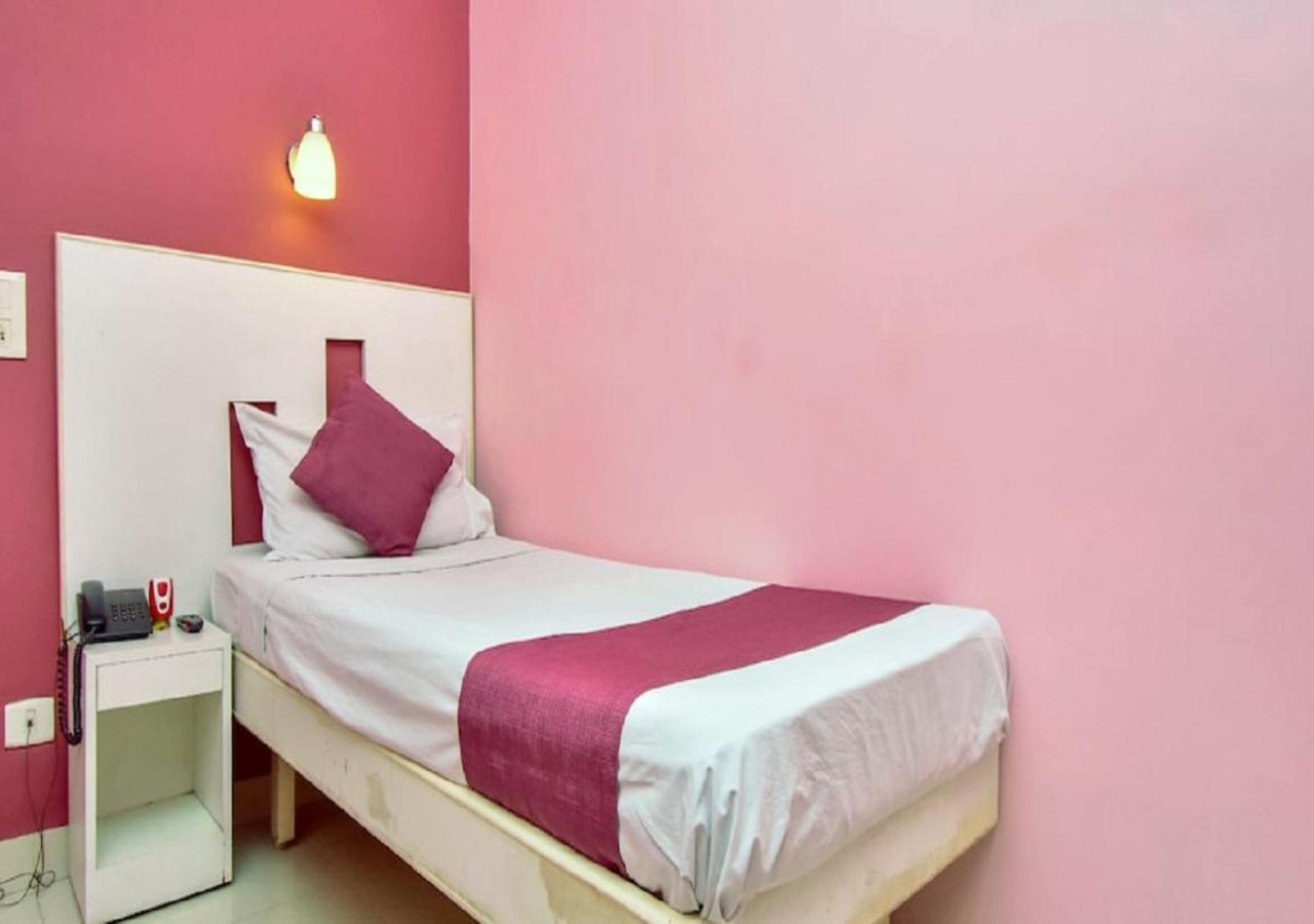 Hotel Pandian Chennai Bagian luar foto