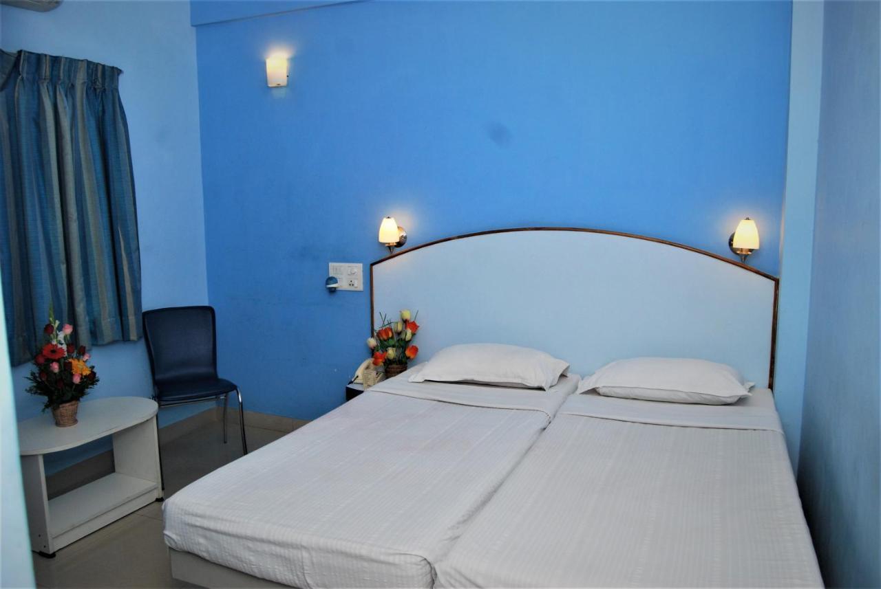 Hotel Pandian Chennai Bagian luar foto