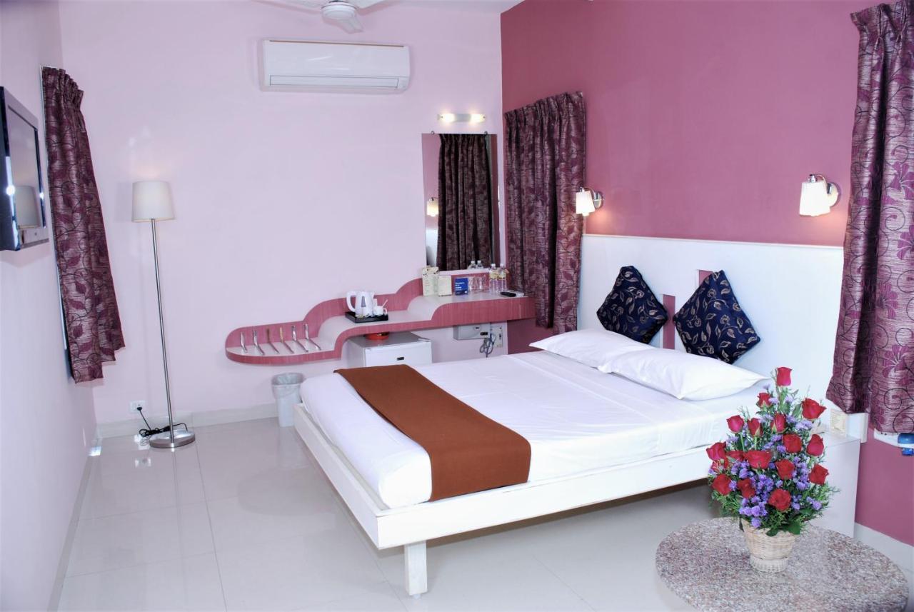 Hotel Pandian Chennai Bagian luar foto