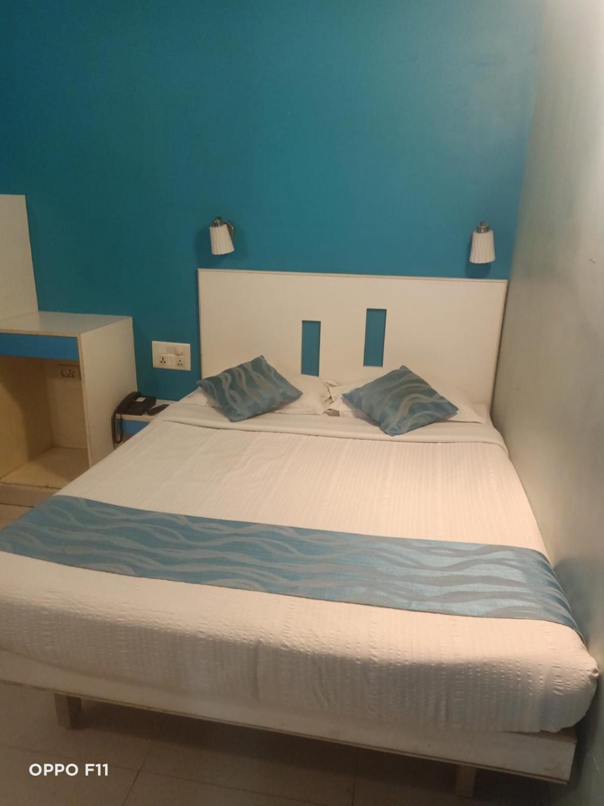 Hotel Pandian Chennai Bagian luar foto