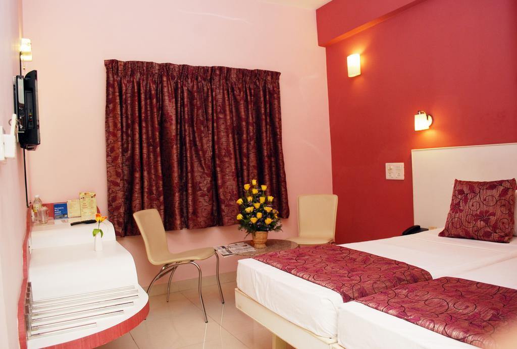 Hotel Pandian Chennai Bagian luar foto