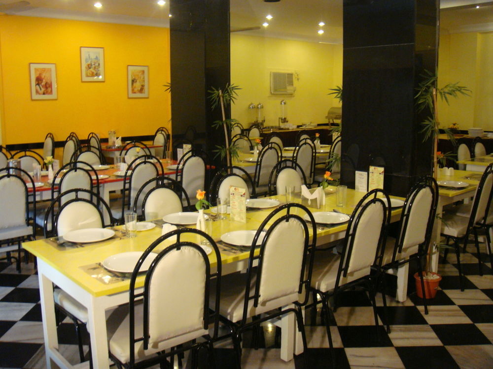 Hotel Pandian Chennai Bagian luar foto