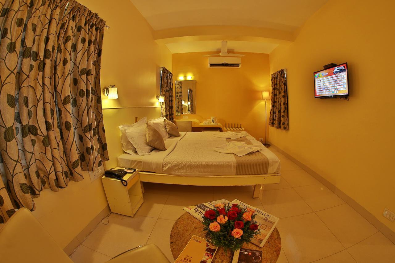 Hotel Pandian Chennai Bagian luar foto