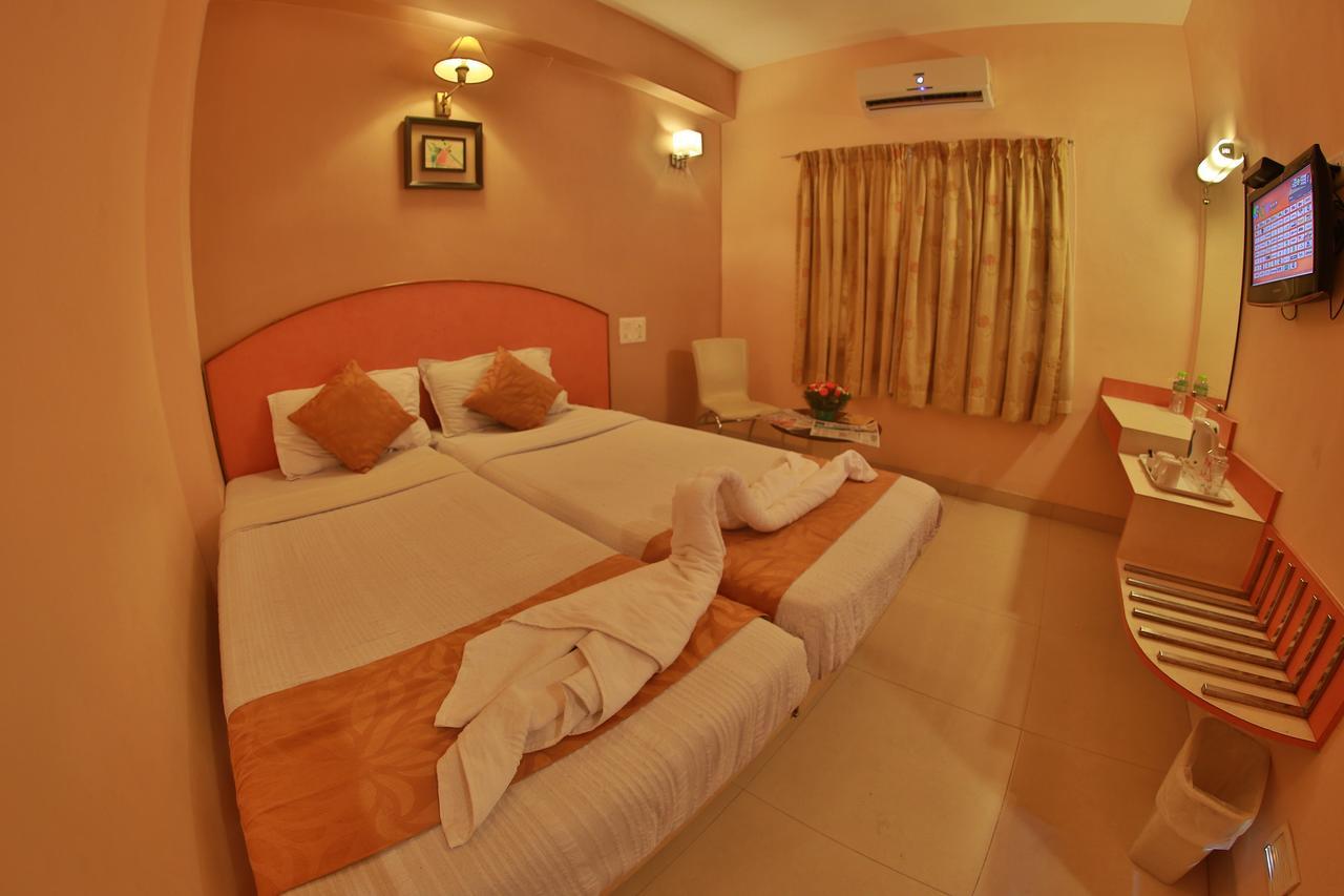Hotel Pandian Chennai Bagian luar foto