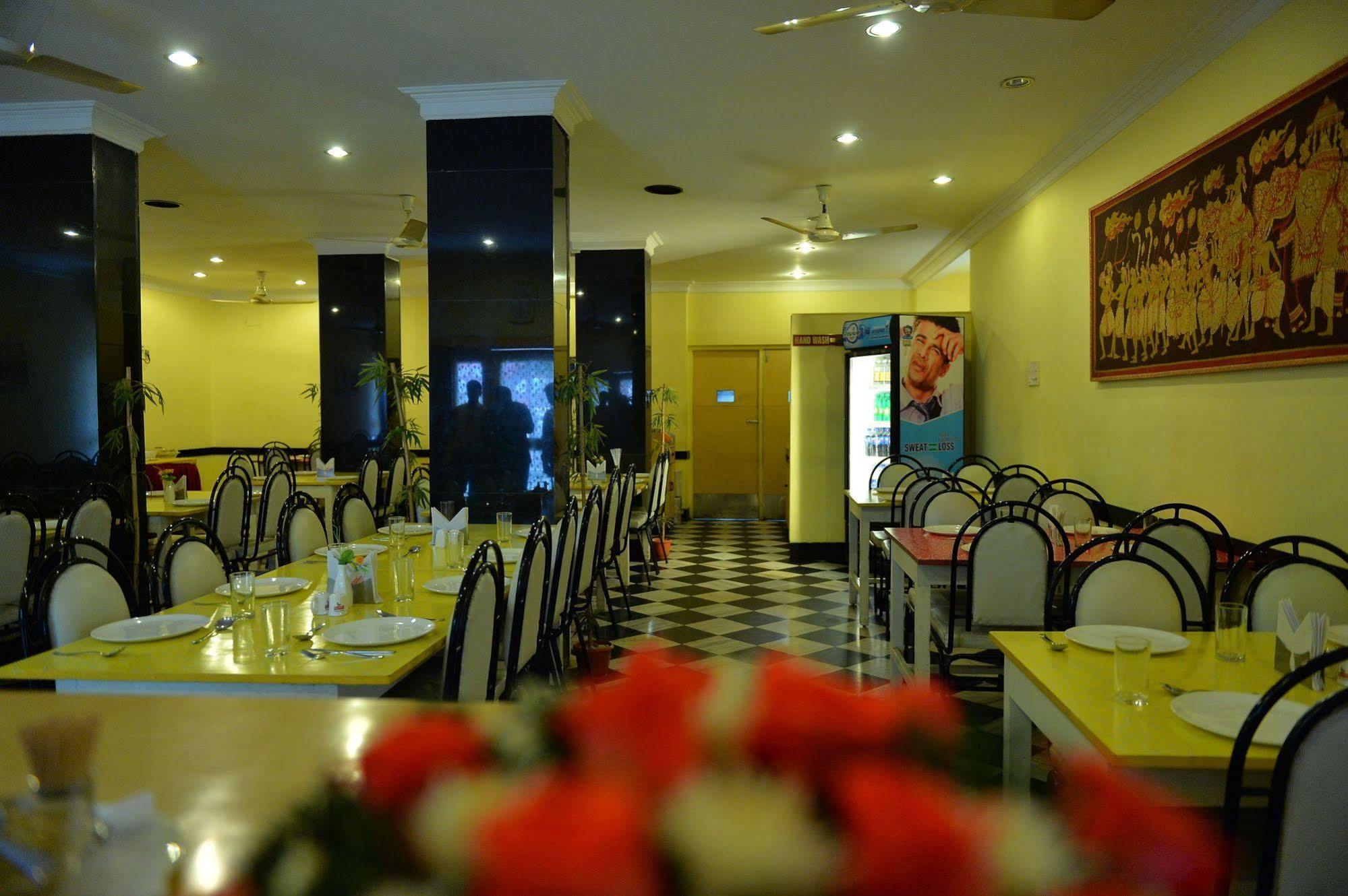 Hotel Pandian Chennai Bagian luar foto