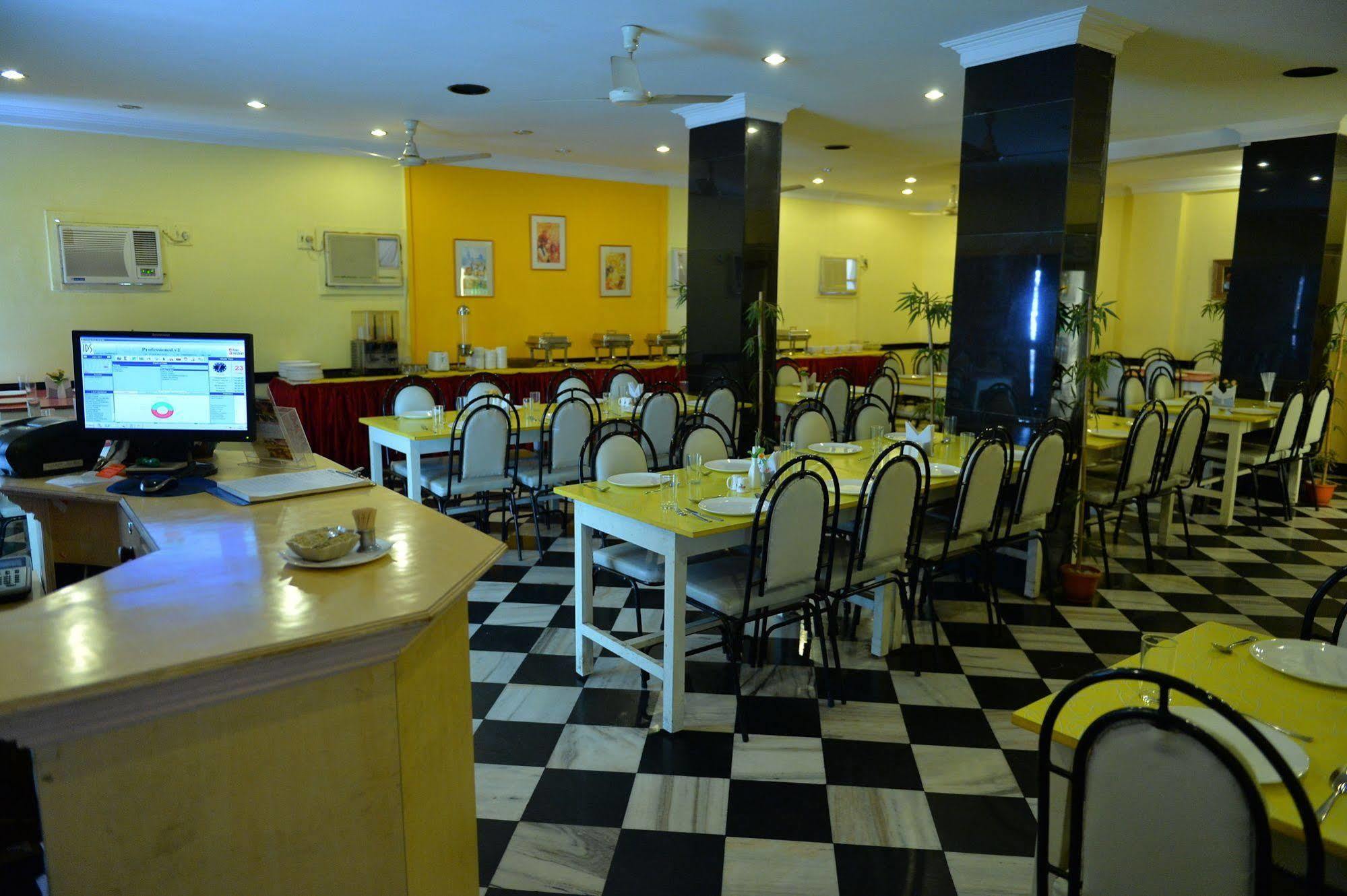 Hotel Pandian Chennai Bagian luar foto