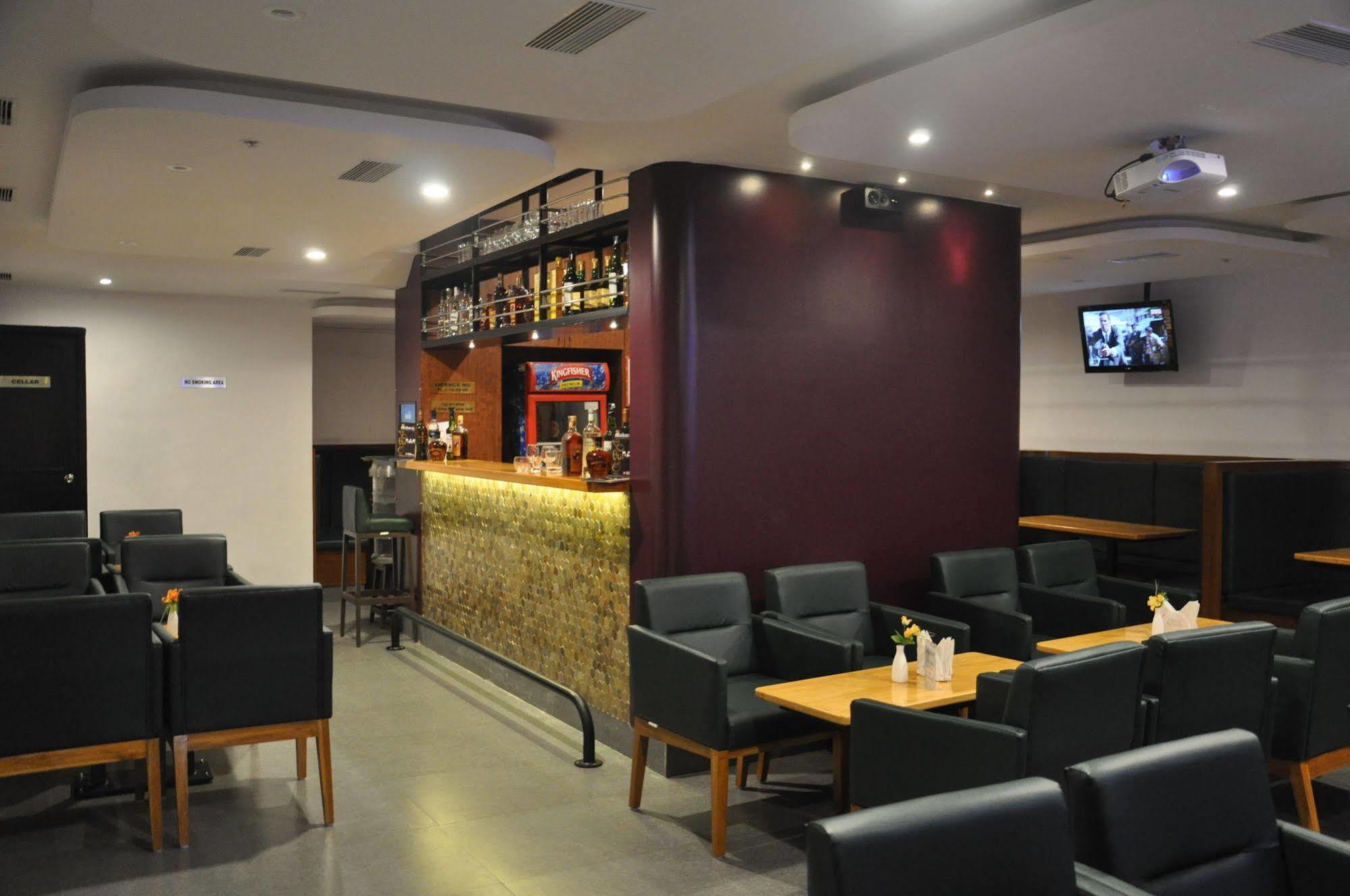 Hotel Pandian Chennai Bagian luar foto